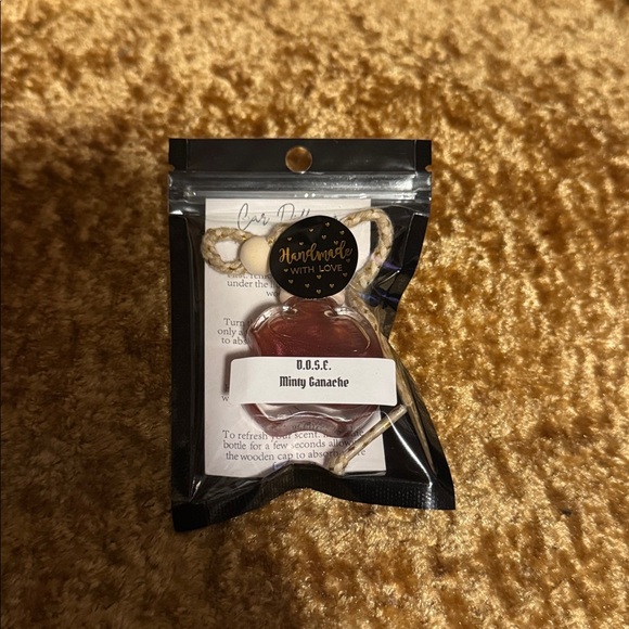 Minty Ganache Apple Car Diffuser by Department Of Scents Emporium - Picture 7 of 7